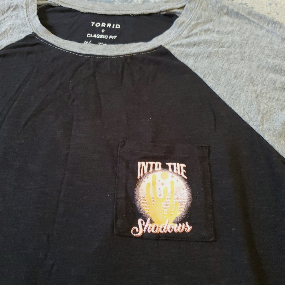 Torrid Raglan Pocket "Into The Shadows" Black and Gray Tee Size Large